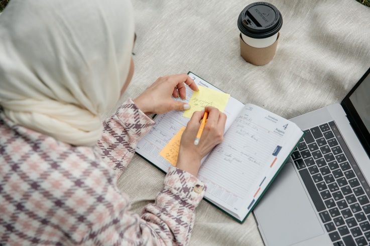 young woman making post-it notes