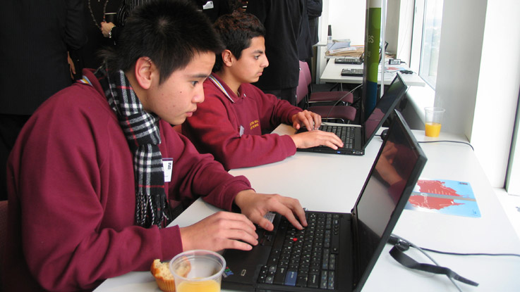 Wal and Tri working on the computer