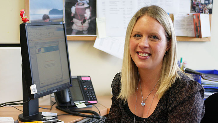 Learning for Life Worker Sally at her desk recuiting students