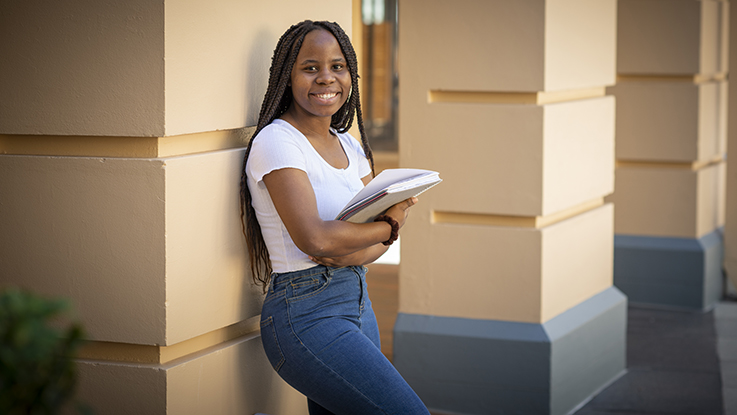 sarive-holding-books