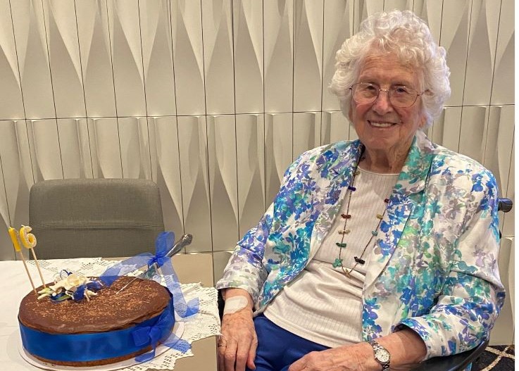 evelyn-cuts-the-65th-anniversary-cake