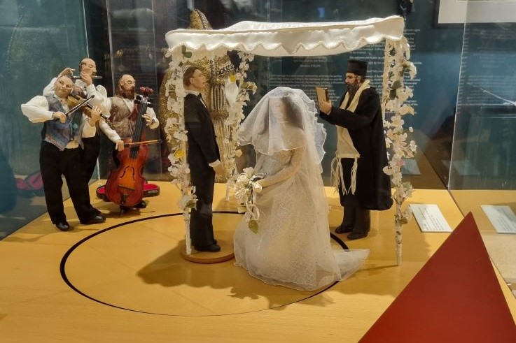2024-outing-museum-wedding-scene